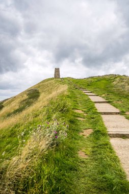 Glastonbury, UK- 4 Ağustos 2023 Glastonbury Tor St Michaels Kulesi.