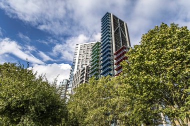 Southwark London 'da yeşil kırmızı ve mavi balkonlu yeni yerleşim yerleri..
