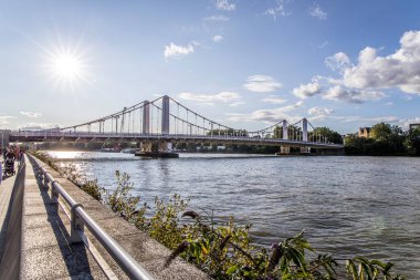 Londra, UK- 6 Ağustos 2023: Chelsea Köprüsü nehri Thames Londra.