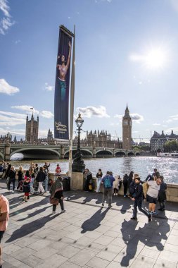 Londra, UK- 6 Ağustos 2023: İnsanlar ve Turistler Parlamento Büyük Ben 'in fotoğraflarını çekiyor.