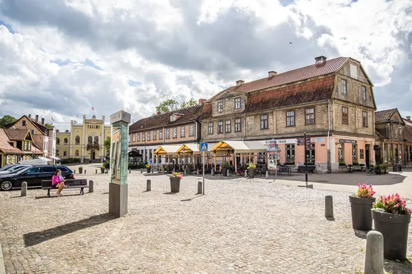 Kuldiga, Letonya - 3 Temmuz 2023: Restoranları ve kaldırımlı taş caddeleri olan Eski Şehir Meydanı Baznicas Caddesi.