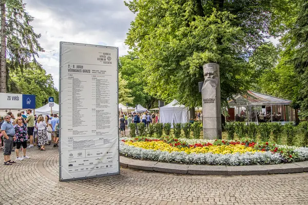 Riga, Letonya - 7 Temmuz 2023: Letonya Dans ve Şarkı Festivali sırasında Vermane Garden 'daki insanlar.