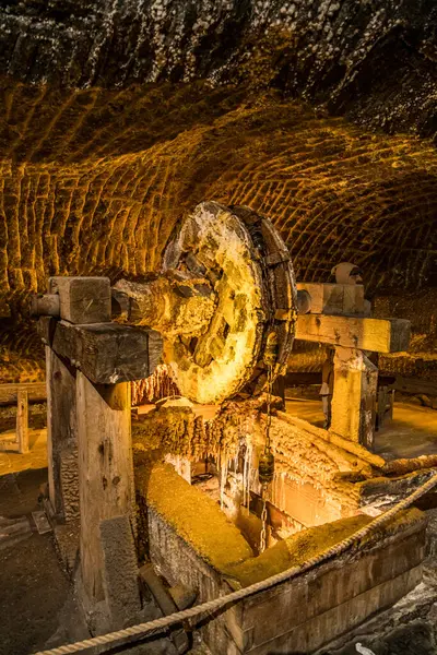 Polonya 'nın Wieliczka kasabasındaki tarihi ortaçağ tuz madeninde yeraltı su boşaltma sistemi..