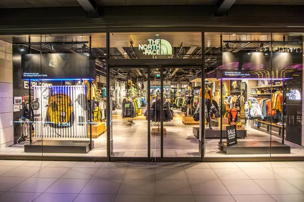 Londra, UK- 6 Ağustos 2023: Battersea alışveriş merkezindeki Kuzey Yüzü Mağazası