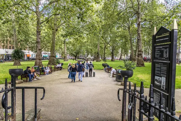 Londra, UK- 6 Ağustos 2023: Mayfair bölgesindeki Berkeley Square Gardens.