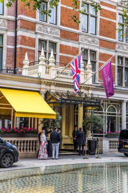 Londra, UK- 6 Ağustos 2023: Mayfair bölgesindeki Connaught Hotel beş yıldızlı lüks otel.