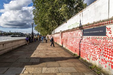 Southbank 'teki Ulusal Covid Anıt Duvarı, Birleşik Krallık' ta Covid-19 salgınında kaybedilen hayatların anısına binlerce elle çizilmiş kalplerle kaplıdır.