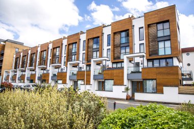 Portishead, UK- 10 Ağustos 2023: Marina körfezi yakınlarındaki Portishead 'de yeni evler inşa etmek.