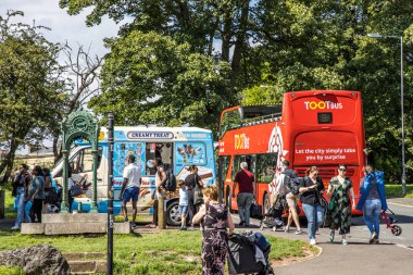 Bristol, UK- 15 Ağustos 2023: Toot otobüsüyle Clifton Bristol 'de yerel halka ve turistlere servis yapan dondurma kamyonu.