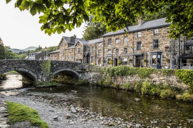 Beddgelert, Galler - 5 Eylül 2023: Beddgelert Kuzey Galler 'in merkezindeki pitoresk köprü