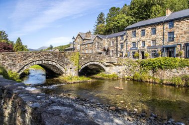 Beddgelert, Galler - 6 Eylül 2023: Beddgelert 'in merkezindeki pitoresk köprü.