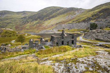 Blaenau Ffestiniog yakınlarında, Gwynedd. Llyn Cwmorthin, Cwmorthin Terrace 'ın yıkımı, Kompresör Evi ve arka plandaki taş ocağı..