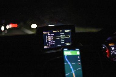 Londra, İngiltere - 14 Eylül 2023: FM alıcıdaki arabanın gösterge panelinde görüntüleyici.