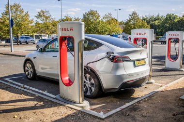 Londra, İngiltere - 14 Eylül 2023: Tesla Süperşarj İstasyonunda şarj olurken beyaz Tesla Model Y 'nin arkası.