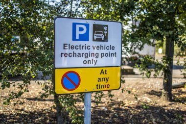 Londra, İngiltere - 14 Eylül 2023: Superstore, elektrikli araç şarj noktası işareti