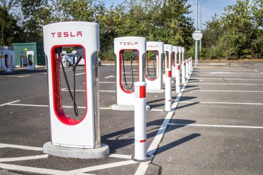 Londra, İngiltere - 14 Eylül 2023: Tesla Electric Car için hızlı şarj araçları.