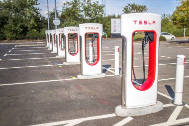 Londra, İngiltere - 14 Eylül 2023: Tesla Electric Car için hızlı şarj araçları.