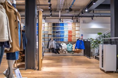 Londra, İngiltere - 14 Eylül 2023: Uniqlo mağazası Battersea Station alışveriş merkezinin modern iç görünümü.