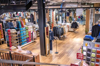 Londra, İngiltere - 14 Eylül 2023: Uniqlo mağazası Battersea Station alışveriş merkezinin modern iç görünümü.