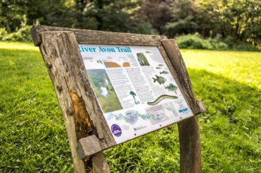 Bristol, İngiltere - 21 Eylül 2023: River Avon Trail harita bilgi panosu.