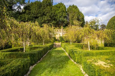 Castle Combe, İngiltere - 23 Eylül 2023 Manor House Garden ve melek heykeli.