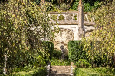Castle Combe, İngiltere - 23 Eylül 2023 Manor House Garden ve melek heykeli.