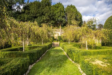 Castle Combe, İngiltere - 23 Eylül 2023 Manor House Garden ve melek heykeli.