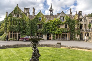 Castle Combe, İngiltere - 23 Eylül 2023: Cotswald 'daki Manor House Hotel, İngiltere' nin en güzel köyü..