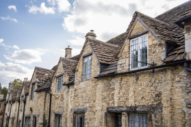 Şato Combe, İngiltere - 23 Eylül 2023: Cotswold köyündeki yazlık evler.