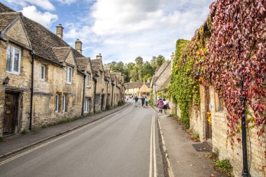 Şato Combe, İngiltere - 23 Eylül 2023: Cotswold köyündeki yazlık evler.