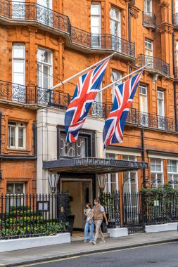 Londra, İngiltere - 14 Eylül 2023: Londra 'nın Mayfair kentinde 5 yıldızlı lüks bir otel..