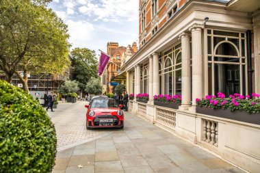 Londra, İngiltere - 14 Eylül 2023: Carlos Place, Mayfair 'deki Connaught Oteli' ne park edilmiş arabalar.