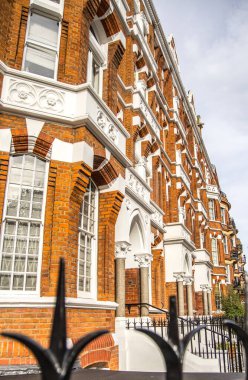 Londra, İngiltere - 14 Eylül 2023: Chelsea 'de İngiliz Viktorya Dönemi' ne ait kırmızı tuğlalarla döşeli bir apartman dairesi