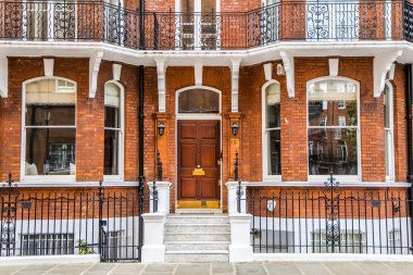 Londra, İngiltere - 14 Eylül 2023: Chelsea 'de İngiliz Viktorya Dönemi' ne ait kırmızı tuğlalarla döşeli bir apartman dairesi