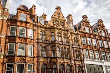 Londra, İngiltere - 14 Eylül 2023: Chelsea 'de İngiliz Viktorya Dönemi' ne ait kırmızı tuğlalarla döşeli bir apartman dairesi
