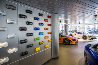 Londra, İngiltere - 14 Eylül 2023: Londra Knightsbridge 'de McLaren satıcısı.