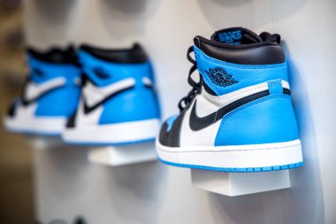 Londra, İngiltere - 14 Eylül 2023: Nike Air Jordan 1 Retro High, blue, white UNC