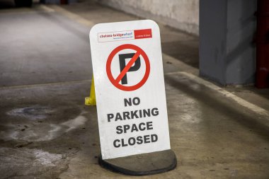 Londra, İngiltere - 14 Eylül 2023: Özel otopark Yetkisiz park işareti, bilgi ve ulaşım