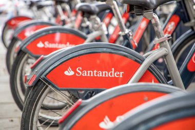 Londra, İngiltere - 14 Eylül 2023: Santander kiralık bisikletleri Londra 'da kiralandı. Bu döngüler şehrin çeşitli yerlerinde kiralanabilir.