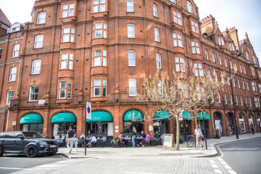 Londra, İngiltere - 14 Eylül 2023 Sloane Place Restoranı. İnsanlar dışarıda yemek yiyor..