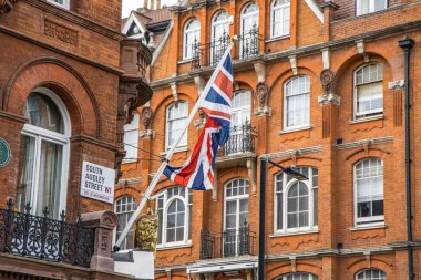 Londra, İngiltere - 14 Eylül 2023: British Union Jack Flag ile Güney Audley Caddesi W1 tabelası.