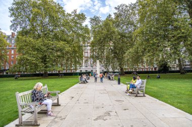 Londra, İngiltere - 14 Eylül 2023: Grosvsnor Meydanı 'ndaki Kartal heykeli manzarası.