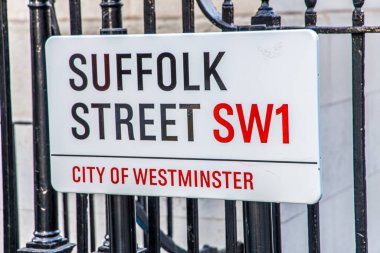 Londra, İngiltere - 14 Eylül 2023: Suffolk Place SW1 için Londra sokak tabelası. Tipik Londra sokak ismi parmaklıklarda