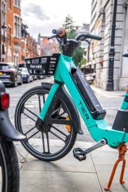 Londra, İngiltere - 14 Eylül 2023: Tier bisiklet e scooter kentsel hareketlilik kiralık yeşil scooter.
