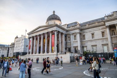 Londra, İngiltere - 14 Eylül 2023: Trafalgar Meydanı yakınlarındaki Ulusal Galeri Tarihi Binası.