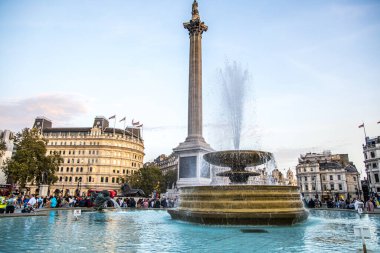 Londra, İngiltere - 14 Eylül 2023: Busy Trafalgar Meydanı Londra 'nın merkezinde bir kamusal alan ve turistik merkezdir.