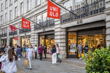 Londra, İngiltere - 14 Eylül 2023: Regent Caddesi 'ndeki Uniqlo Mağazası.