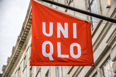 Londra, İngiltere - 14 Eylül 2023: UNIQLO Japon dükkânı logosu Londra Regent Caddesi 'nde kırmızı bayrak mağazası.