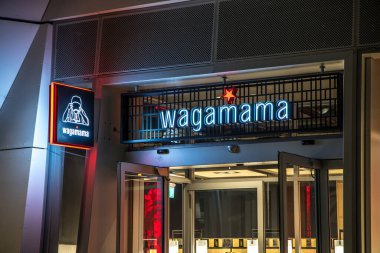 Londra, İngiltere - 14 Eylül 2023: Wagamama dış logosu, geceleri Japon yemeklerine dayanan popüler bir pan Asya restoranları zinciri..