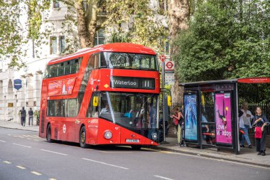 Londra, İngiltere - 14 Eylül 2023: Waterloo 11 numaralı çift katlı otobüs.